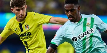 Junior Firpo disputando el balón durante el Villarreal - Betis. | Imagen: perfil de X @RealBetis.