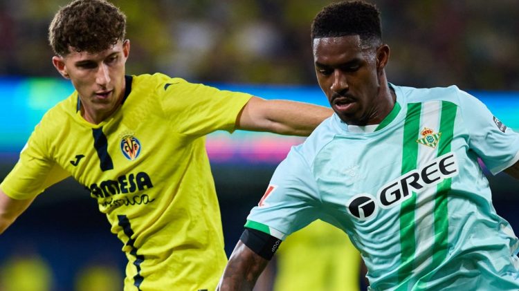 Junior Firpo disputando el balón durante el Villarreal - Betis. | Imagen: perfil de X @RealBetis.