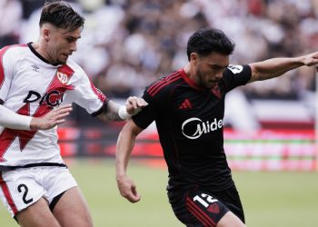 Gabriel Suazo, futbolista del Sevilla, disputando el balón ante un jugador del Rayo Vallecano. | Imagen: X.