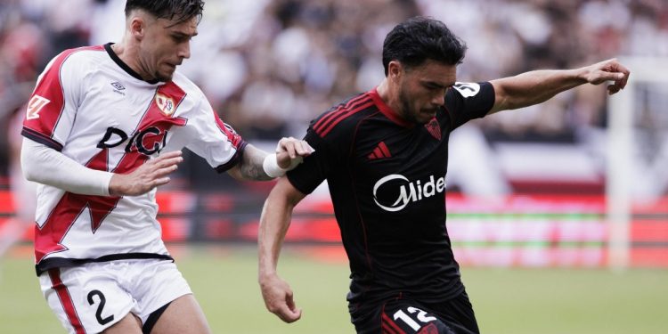 Gabriel Suazo, futbolista del Sevilla, disputando el balón ante un jugador del Rayo Vallecano. | Imagen: X.