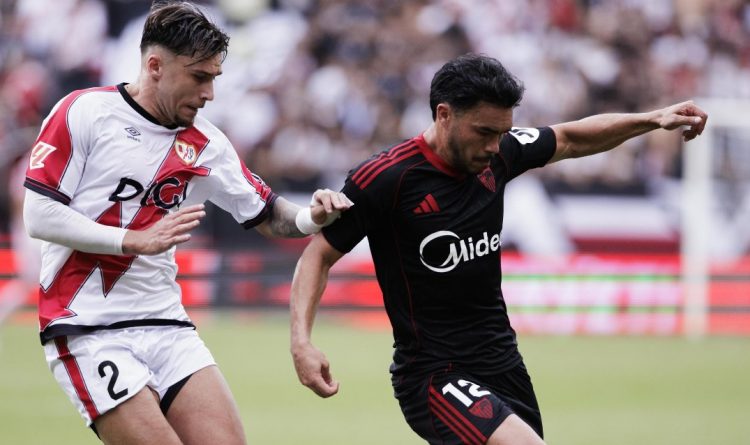 Gabriel Suazo, futbolista del Sevilla, disputando el balón ante un jugador del Rayo Vallecano. | Imagen: X.
