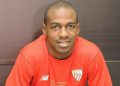 Gaël Kakuta posando en su presentación con la equipación del Sevilla. | Imagen: perfil de X @SevillaFC.