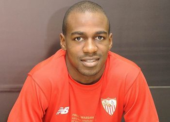 Gaël Kakuta posando en su presentación con la equipación del Sevilla. | Imagen: perfil de X @SevillaFC.