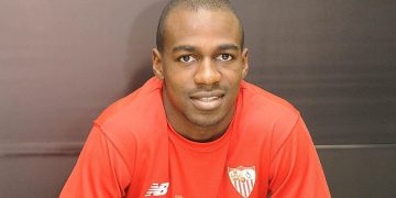 Gaël Kakuta posando en su presentación con la equipación del Sevilla. | Imagen: perfil de X @SevillaFC.