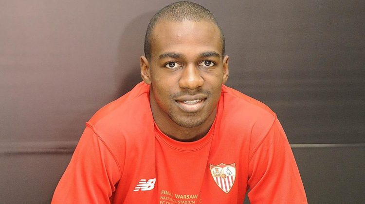 Gaël Kakuta posando en su presentación con la equipación del Sevilla. | Imagen: perfil de X @SevillaFC.