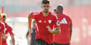 Kike Salas durante la sesión de entrenamiento del Sevilla. | Imagen: perfil de X @SevillaFC.