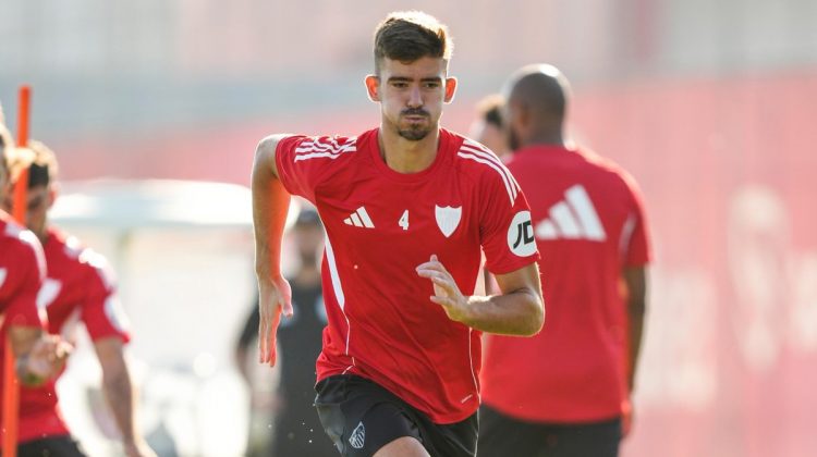 Kike Salas durante la sesión de entrenamiento del Sevilla. | Imagen: perfil de X @SevillaFC.