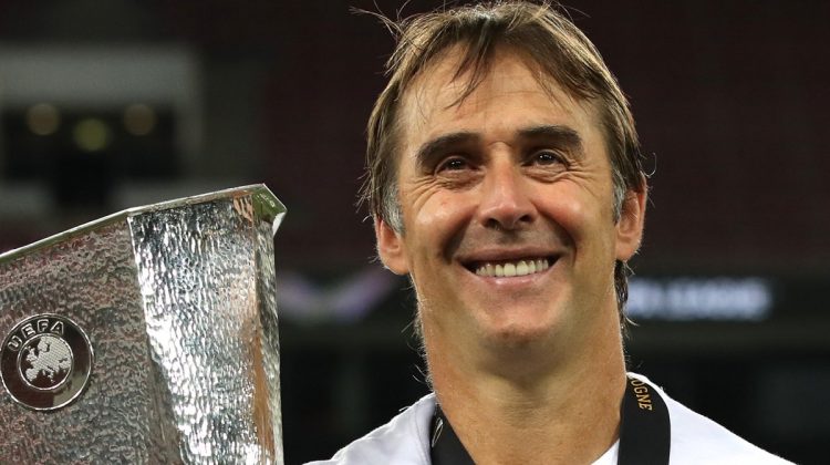 Julen Lopetegui posando con la Europa League conseguida con el Sevilla FC. | Imagen: Perfil de X @SevillaFC.