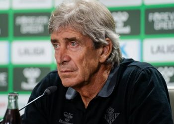 Manuel Pellegrini, entrenador del Real Betis, durante una rueda de prensa. | Imagen: perfil de X @ZonaMixta__.