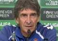 Manuel Pellegrini, entrenador del Real Betis, dando una rueda de prensa. | Imagen: perfil de X @ZonaMixta__.