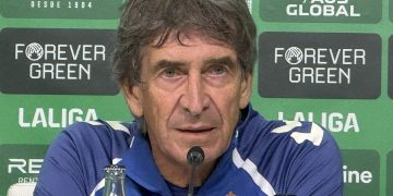 Manuel Pellegrini, entrenador del Real Betis, dando una rueda de prensa. | Imagen: perfil de X @ZonaMixta__.