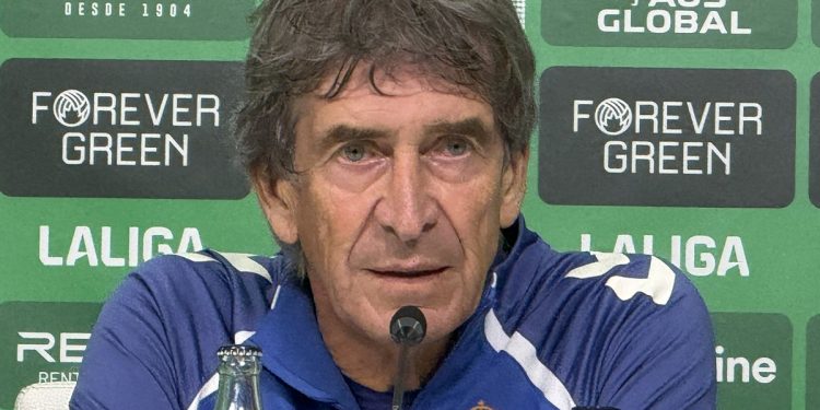 Manuel Pellegrini, entrenador del Real Betis, dando una rueda de prensa. | Imagen: perfil de X @ZonaMixta__.