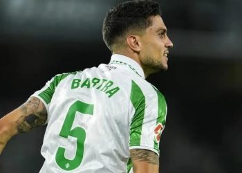 Bartra disputando un partido con el Real Betis. | Imagen: perfil de X @ZonaMixta__.