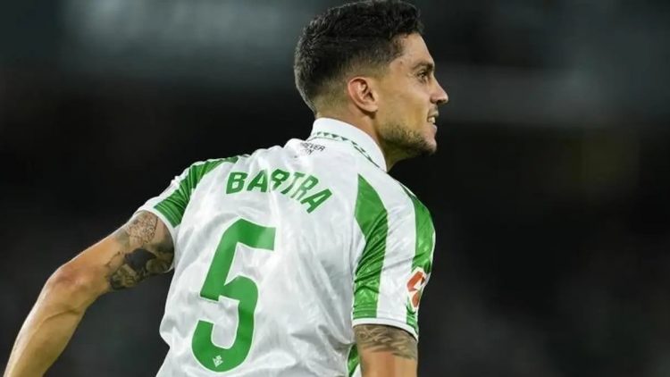 Bartra disputando un partido con el Real Betis. | Imagen: perfil de X @ZonaMixta__.