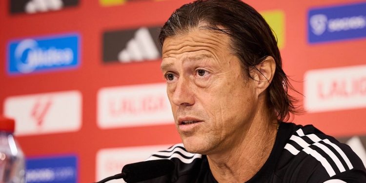 Matías Almeyda, entrenador del Sevilla FC, durante una rueda de prensa. | Imagen: perfil de X @ZonaMixta__.