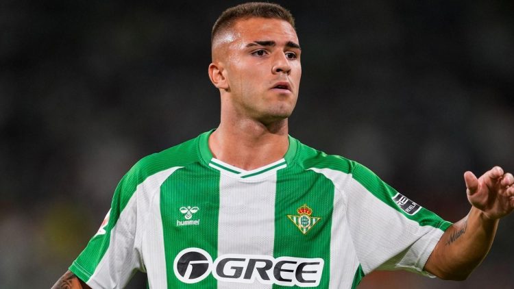 Pablo García disputando un partido con el Real Betis. | Imagen: X.