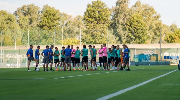 Plantilla del Real Betis, durante una sesión de entrenamiento. | Imagen: perfil de X @RealBetis.