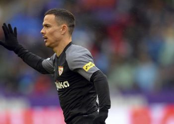 Roque Mesa disputando un partido con el Sevilla FC | Imagen: perfil de X @SevillaFC.