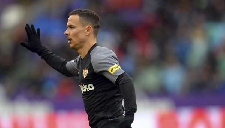 Roque Mesa disputando un partido con el Sevilla FC | Imagen: perfil de X @SevillaFC.