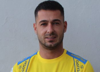 Sergio León, exjugador del Betis, posando con la camiseta del Atlético Palma del Río, su actual equipo. | Imagen: X.