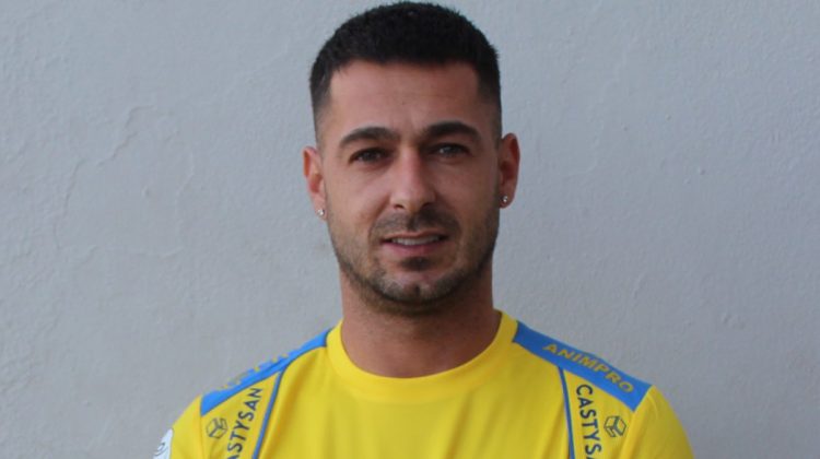 Sergio León, exjugador del Betis, posando con la camiseta del Atlético Palma del Río, su actual equipo. | Imagen: X.