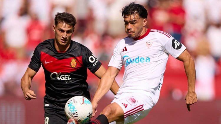 Suazo disputando el balón durante el Sevilla - Mallorca. | Imagen: perfil de X @ZonaMixta__.