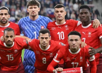 Sow y Vargas posando junto a otros compañeros antes de que empiece el partido. | Imagen: página web Sevilla FC.
