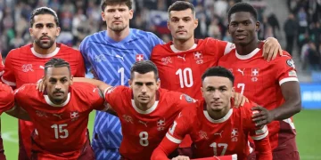 Sow y Vargas posando junto a otros compañeros antes de que empiece el partido. | Imagen: página web Sevilla FC.