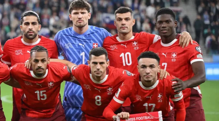 Sow y Vargas posando junto a otros compañeros antes de que empiece el partido. | Imagen: página web Sevilla FC.