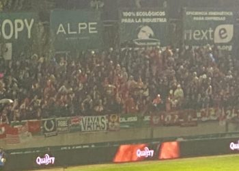 Aficionados del Sevilla FC desplazados al Salto del Caballo. | Imagen: Luis Alfonso Fernández.