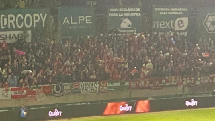 Aficionados del Sevilla FC desplazados al Salto del Caballo. | Imagen: Luis Alfonso Fernández.