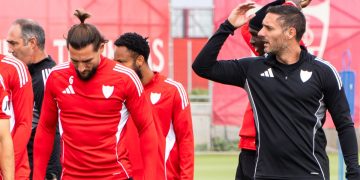 Jugadores y staff del Sevilla FC, durante un ejercicio de entrenamiento. | Imagen: Zona Mixta.