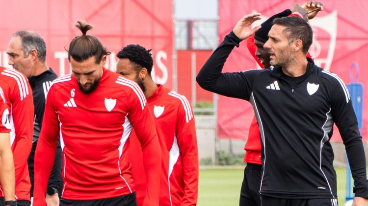 Jugadores y staff del Sevilla FC, durante un ejercicio de entrenamiento. | Imagen: Zona Mixta.