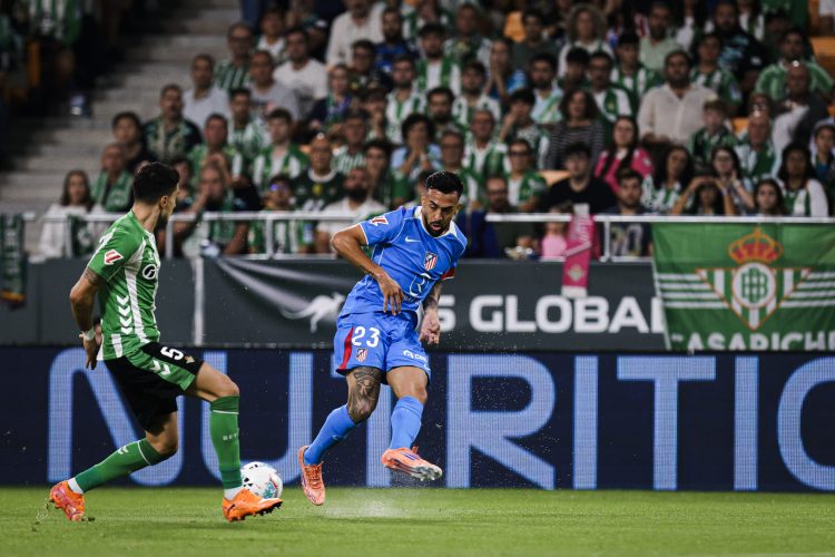 Nico González (Atlético de Madrid) centra ante Marc Bartra (Real Betis)