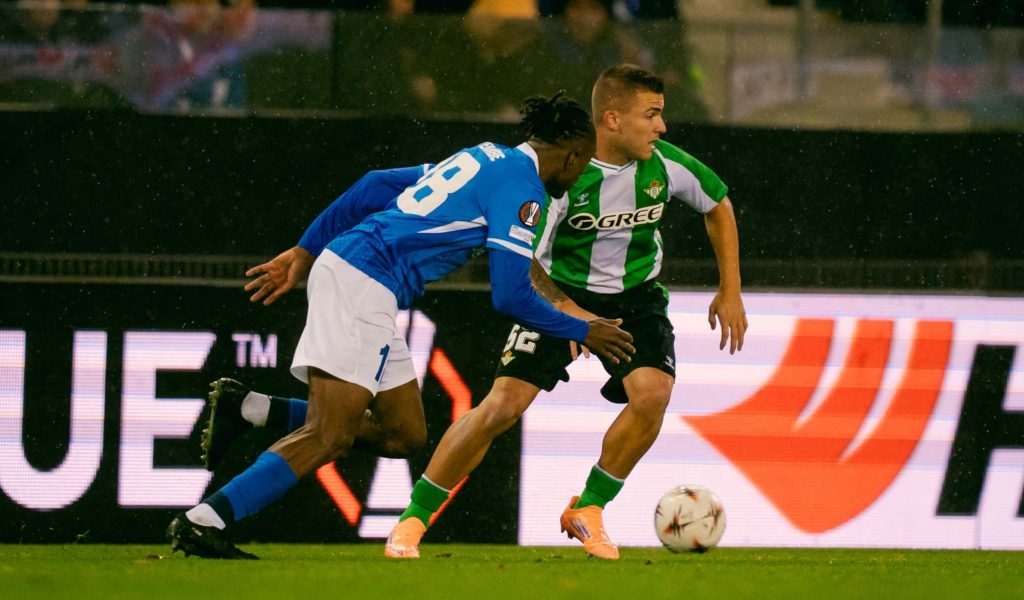 Pablo García encara durante el Genk - Real Betis de la UEFA Europa League