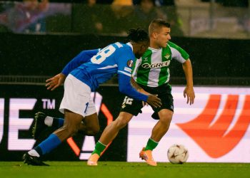 Pablo García encara durante el Genk - Real Betis de la UEFA Europa League