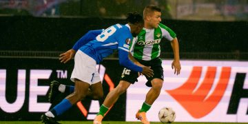 Pablo García encara durante el Genk - Real Betis de la UEFA Europa League