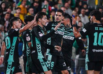 Los jugadores del Real Betis celebran uno de sus siete tantos en Palma del Río