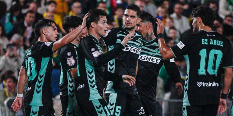 Los jugadores del Real Betis celebran uno de sus siete tantos en Palma del Río