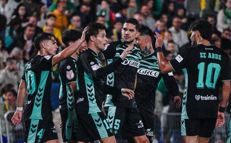 Los jugadores del Real Betis celebran uno de sus siete tantos en Palma del Río