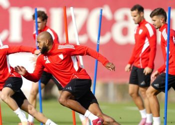 Jugadores del Sevilla realizando un ejercicio en un entrenamiento. | Imagen: perfil de X @SevillaFC.