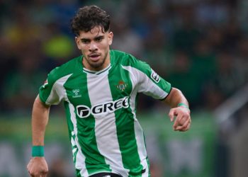 Ez Abde conduce un balón durante el Real Betis - Atlético de Madrid