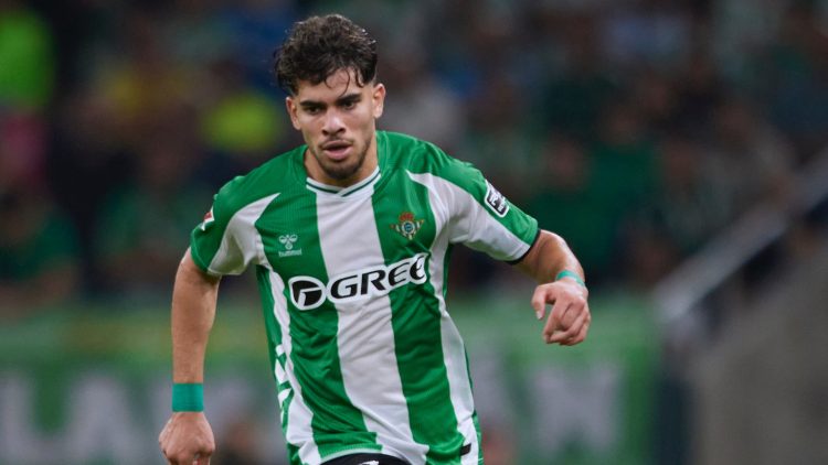 Ez Abde conduce un balón durante el Real Betis - Atlético de Madrid