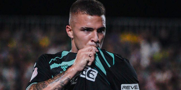 Pablo García celebra uno de sus goles al Atlético Palma del Río