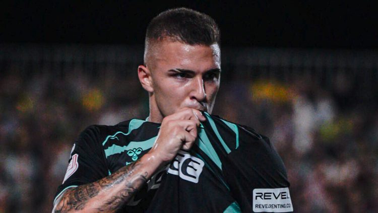 Pablo García celebra uno de sus goles al Atlético Palma del Río