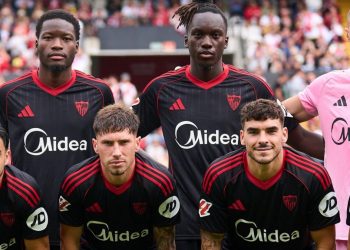 Jugadores del Sevilla posando antes del Rayo Vallecano - Sevilla FC. | Imagen: perfil de X @SevillaFC.