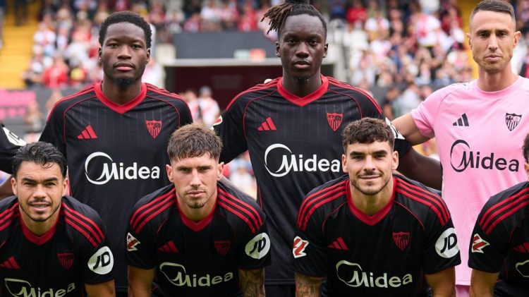 Jugadores del Sevilla posando antes del Rayo Vallecano - Sevilla FC. | Imagen: perfil de X @SevillaFC.