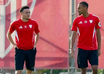 Vargas y Sow sobre el césped de la ciudad deportiva del Sevilla FC. | Imagen: página web Sevilla FC.