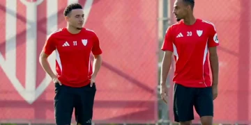 Vargas y Sow sobre el césped de la ciudad deportiva del Sevilla FC. | Imagen: página web Sevilla FC.