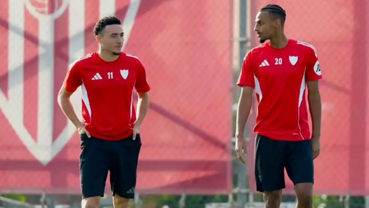 Vargas y Sow sobre el césped de la ciudad deportiva del Sevilla FC. | Imagen: página web Sevilla FC.